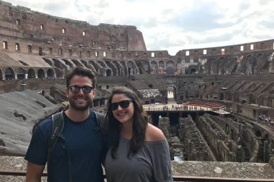 Descubre el coliseo y el foro romano en roma con un tour privado, entradas sin colas, recogida en hotel y un guía que revive las historias antiguas entre las ruinas.