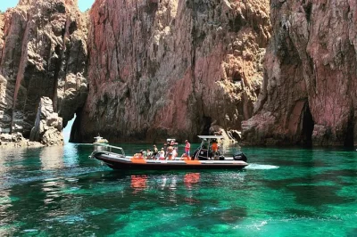 Découvrez la côte sauvage de corse en bateau : réserve de scandola, village de girolata accessible uniquement par la mer, et balade dans les calanches de piana avec transport privé inclus.
