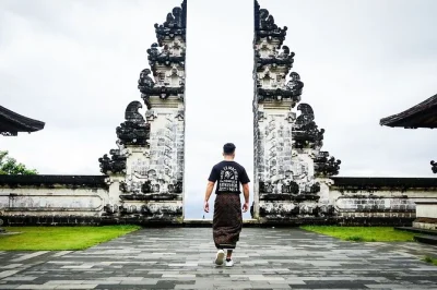 Reserve um tour privado em bali para visitar o templo lempuyang, o famoso portão do céu, os terraços de arroz de tegalalang e o palácio das Águas em karangasem. guia, motorista e transporte inclu