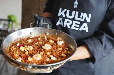 Scopri i sapori di malaga con un corso pratico di tapas, visita al mercato e degustazione di vini locali—pranzo, snack e grembiule ricordo inclusi.