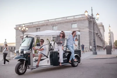 Découvrez madrid autrement en tuk tuk électrique : palais royal, prado, marché san miguel et plus en 2h. chauffeur privé, prise en charge en ville et guide expert inclus.