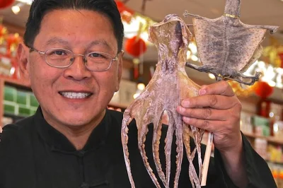 Entdecke den dr. sun yat-sen garden, probiere dim sum und erkunde märkte sowie teeläden bei einer kulinarischen tour durch vancouvers chinatown – inklusive mittagessen und verkostungen.