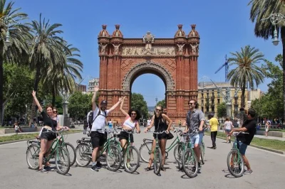Scopri barcelona in bici con una guida locale: sagrada família, spiagge, e vicoli gotici. gruppi piccoli, bici incluse per un’esperienza autentica.