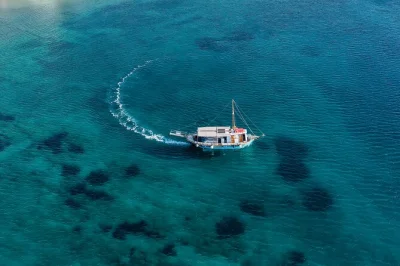 Antiparos und despotiko entdecken: mit traditionellem kaiki zu versteckten buchten, meereshöhlen und frischem bbq an bord – inkl. transfers.