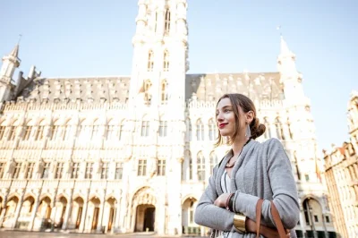 Desde parís, descubre la grand place de bruselas, prueba el auténtico chocolate belga y recorre los canales de brujas en un día, con guía y viaje cómodo en autobús.