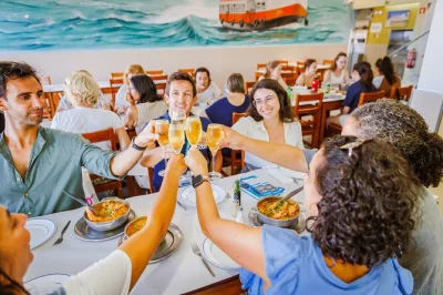 Erlebe lissabons lebendige märkte, versteckte plätze und eine entspannte fährfahrt über den tejo – inklusive meeresfrüchte-lunch und getränken.