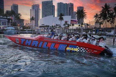 Erlebe miami vom speedboat aus mit blick auf die skyline, promi-villen und art deco highlights. 45 minuten fahrt, bequeme sitze und einfacher check-in inklusive.
