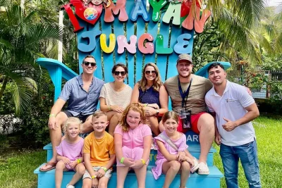 Descubre roatán en un tour privado: abraza un perezoso, prueba chocolate y ron local, pasea por west end village y disfruta de recogida flexible desde tu hotel o puerto de cruceros.