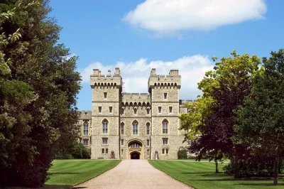 Visita il castello di windsor, cammina tra le pietre di stonehenge e scopri le vie storiche di oxford in una gita da londra con guida esperta e trasferimento in pullman.