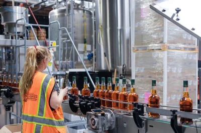 Scopri la green brier distillery di nashville con un tour guidato, storie di famiglia e quattro degustazioni di whiskey, incluso l’ingresso e guida locale.