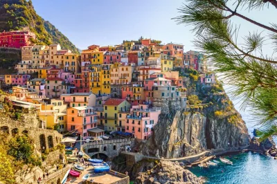 Acorde cedo em florença para um passeio de um dia pelo cinque terre com trem, passeio de barco e degustação de comidas de rua. inclui guia, ingressos e transfer de volta.