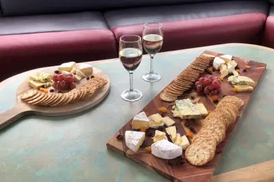 Crociera di 1 ora sul lago Wanaka: Vino, formaggio e luce serale