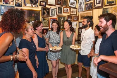 Sevilla entdecken: marktverkostungen, frische churros im traditionscafé, klosterkekse und familiengeführte tapas-bars. frühstück und mittagessen inklusive.
