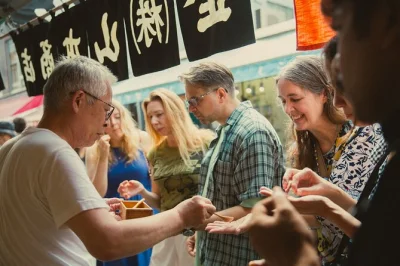 Découvrez le marché tsukiji à tokyo avec un guide local, dégustez du sashimi frais et goûtez aux spécialités de plus de 400 stands. dégustations incluses.