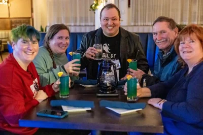 Erlebe salems düstere vergangenheit bei einer pub-tour mit spannenden geistergeschichten, stopps in urigen bars und einem guide, der jede unheimliche anekdote kennt. rollstuhlgerecht.