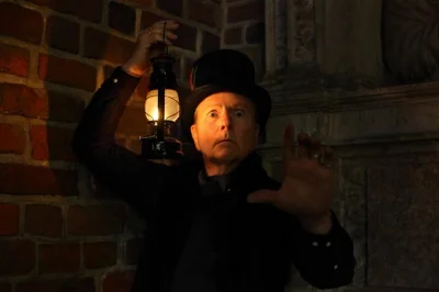 Erlebe krakau bei nacht: mit einer erzählerin durch die altstadt, spannende geister- und vampirgeschichten, spaziergang an schlossmauern, barrierefrei.