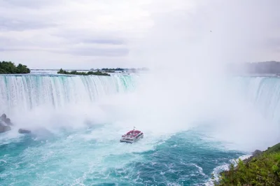 Découvrez niagara falls en bateau, explorez les tunnels derrière les chutes et flânez dans l’animé clifton hill. prise en charge à l’hôtel et billets coupe-file inclus.