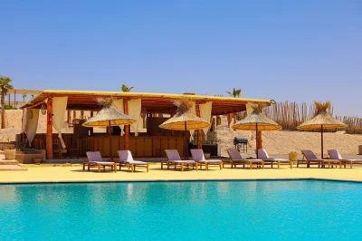 Descubra o deserto de agafay com passeio de quad, cavalgada de camelo vestido de azul, pausa na piscina, jantar marroquino e música ao vivo, com traslado do hotel incluso.