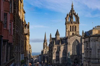 Scopri il centro storico di edimburgo con una guida esperta, ascolta leggende locali, visita la statua di greyfriars bobby e la cattedrale di st. giles, esplorando la royal mile.