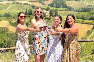 Colinas onduladas, vinícolas familiares e a charmosa san gimignano medieval — prove chianti, vernaccia, azeites e muito mais neste tour de vinho em grupo pequeno com transporte incluso.