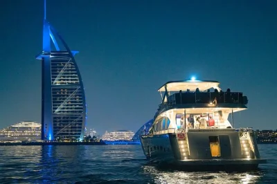 Erlebe eine yacht-tour ab dubai harbour mit bbq-mittagessen, atemberaubender skyline und freundlicher crew. vorbei an burj al arab, palm jumeirah & bluewaters. softdrinks & transfer inklusive.