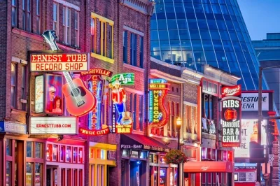 Scopri i bar infestati di nashville, gusta drink locali e ascolta storie di crimini veri con una guida esperta. include ingresso ai locali e curiosità paranormali—prenota ora.