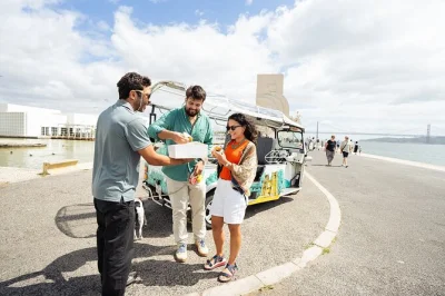 Erlebe lissabon im privaten eco tuk-tuk, probiere pastel de nata, entdecke den torre de belém & alfama und lache mit deinem lokalen guide. inkl. abholung & leckereien.