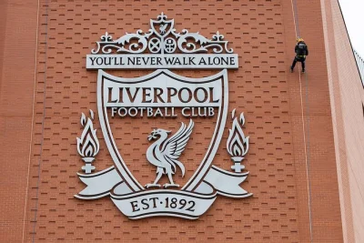 Siente la adrenalina bajando 30 metros por la grada principal de anfield y luego descubre el museo del liverpool fc con entrada incluida. equipo de seguridad y guías expertos.