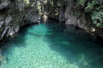 Sinta a emoção das gargantas de cocciglia na toscana com uma aventura de tirolesa no cânion, guiada por profissionais, com todo o equipamento e estacionamento grátis. fácil acesso a pé do estaci