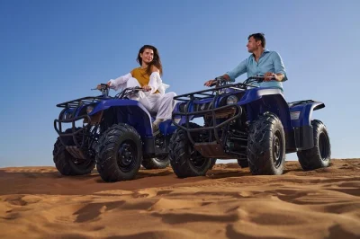 Erlebe dubais rote dünen hautnah mit quadfahren, dune bashing und einem bbq-abend mit live-unterhaltung. inklusive hoteltransfer, erfahrener guide und kulturelle shows.