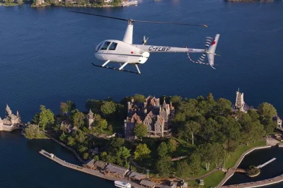 Thousand islands hubschrauber-rundflug mit beeindruckenden luftaufnahmen von boldt castle, brücken und dem 1000 islands tower. inkl. headset und bequemer parkplatz.