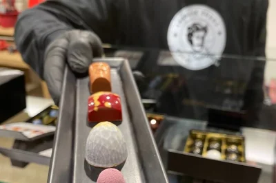 Gent, beste chocolatiers, mindestens 9 belgische pralinen probieren, lokale schokoladenkunst erleben, handgemachte süßigkeiten und spannende stadtgeschichten inklusive.