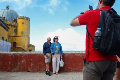 Entdecke sintras märchenhafte gärten, probiere regionale weine mit einem experten und spüre die atlantikbrise am cabo da roca – alles mit kleiner gruppe und abholung in lissabon.