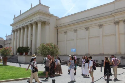 Descubre el vaticano con un tour en grupo: visita la capilla sixtina, las obras maestras de los museos y la basílica de san pedro con entrada sin colas y guía local.