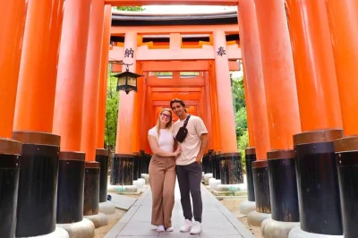 Découvrez kyoto au réveil : flânez dans le calme du sanctuaire fushimi inari, explorez les ruelles anciennes de gion et admirez la vue depuis kiyomizu-dera avec un guide local, photos pro incluses.