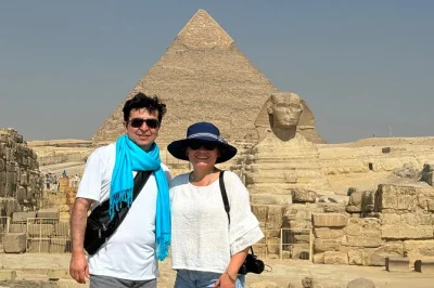 Scopri l’antico egitto a giza, saqqara e memphis con una guida egittologa privata, pranzo vip con vista piramidi e un emozionante giro in cammello incluso.