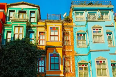Scopri fener e balat a istanbul con un tour a piedi di mezza giornata: chiese, sinagoghe e case colorate guidati da un locale. ingresso e storie culturali inclusi.