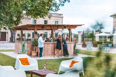 Commencez votre journée près de bordeaux avec une dégustation matinale au château luchey-halde, explorez les caves à barriques et profitez d’un transport en van confortable—guide local inclus