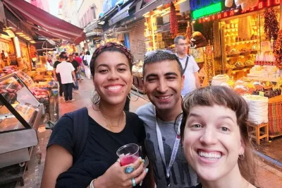 Scopri istanbul in un tour durante lo scalo con transfer privato dall’aeroporto, ingresso rapido ai musei e guida locale. assapora lo street food e visita i luoghi simbolo.