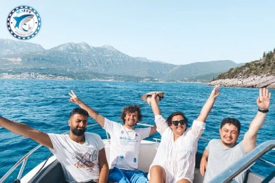 Descubre los túneles submarinos de la bahía de kotor, nada en la cueva azul y rodea la isla mamula en un paseo en barco en grupo pequeño con agua incluida—salidas desde kotor.