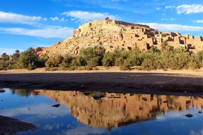 Sinta o ar puro do atlas, atravesse o passo tizi-n'tichka, explore as vielas de aït ben haddou e almoce perto dos estúdios de cinema em ouarzazate. inclui traslado e guia local.
