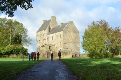 Descubre los castillos de outlander en un tour en grupo pequeño desde glasgow: visita doune, lallybroch, falkland y blackness con historias locales y recogida incluida.