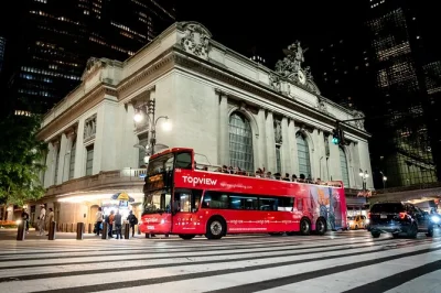 Erlebe new yorks nächtlichen glanz vom offenen doppeldeckerbus aus. entdecke times square, brooklyn bridge & mehr mit audioguide in 11 sprachen. mobile tickets inklusive.