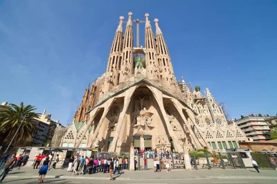 Explore barcelona no seu ritmo com tour privado, pickup no hotel ou porto, guia local e roteiro personalizado. conforto e flexibilidade para conhecer o melhor da cidade.