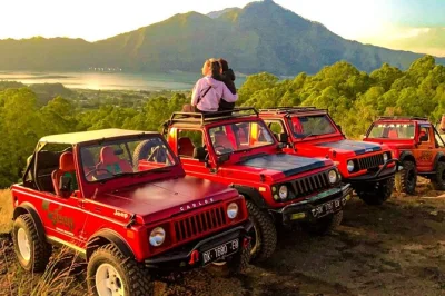 Erlebe den sonnenaufgang am mount batur im privaten 4wd jeep ohne wanderung. inklusive frühstück, hoteltransfer und eintrittskarten.