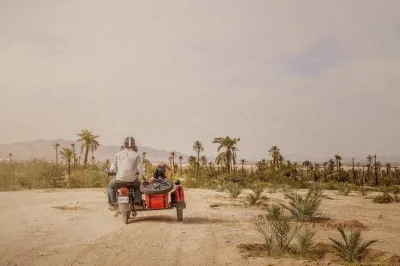 Comece sua aventura em marrakech com um passeio privado de sidecar por jardins secretos, ruas art déco e o famoso palmeiral. guia local, capacetes e água inclusos.