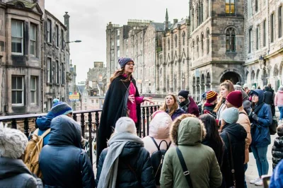 Descubre los rincones mágicos de edimburgo en un tour privado de harry potter con guía cómico. ritmo flexible, contenido personalizado y historias locales incluidas.