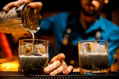 Parcourez les ruelles éclairées aux lanternes de hoi an en dégustant des cocktails exclusifs dans des bars secrets avec un guide local. 4 boissons, snacks et options sans alcool inclus.