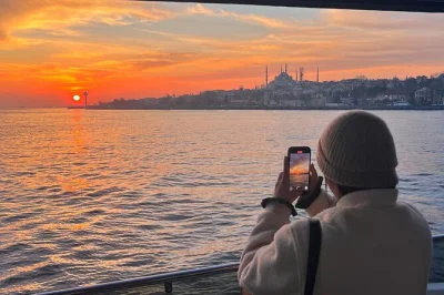 Scopri istanbul al tramonto con una crociera sul bosforo, inclusi transfer dall’hotel, snack tipici turchi e racconti di una guida locale.