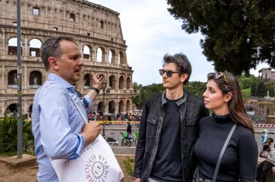 Descubre el coliseo de roma, recorre el foro romano y sube al monte palatino en un grupo reducido con guía experto. incluye entradas, auriculares y todas las tarifas.